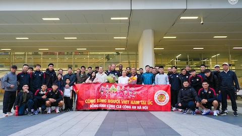 Các cầu thủ CAHN được đồng hương người Việt chào đón khi đến Úc. Ảnh: FBNV